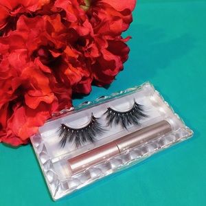 Magnetic eyeliner with magnetic liquid eyeliner